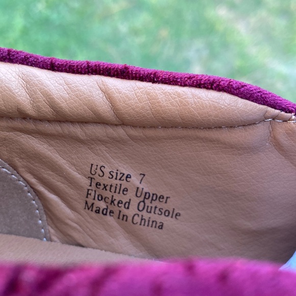 Volatile Women's NWT Burgundy Velvet Slip On Loafers - Size 7 - Picture 4 of 16